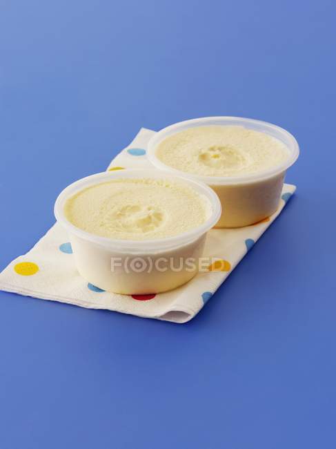 Gelato alla vaniglia in ciotole di plastica — Foto stock