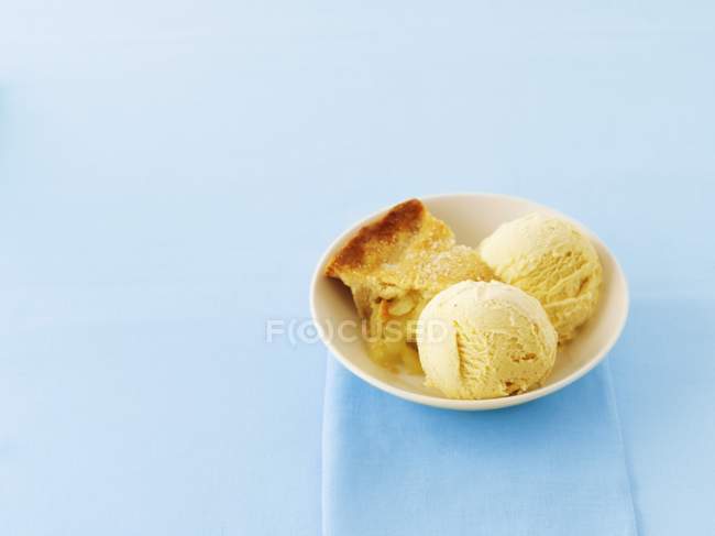 Cake with vanilla ice cream — Stock Photo