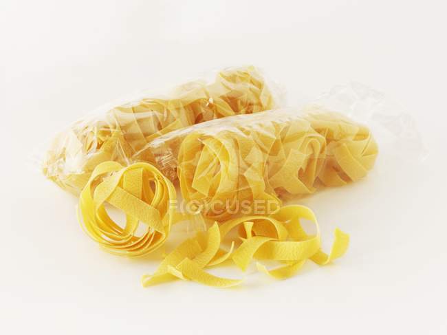 Pasta de tagliatelle seca en bolsa - foto de stock