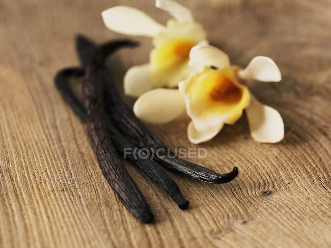 Vanilleschoten und Blumen — Stockfoto