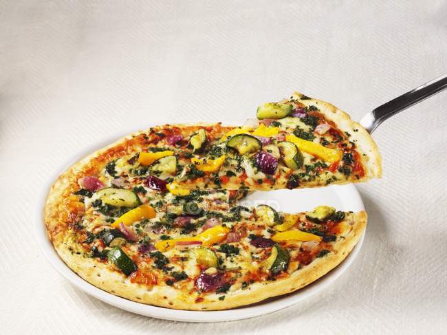 Pizza con verduras mediterráneas - foto de stock