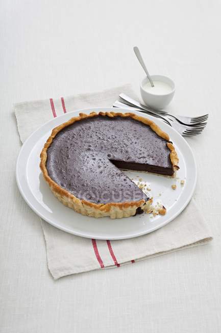 Torta de chocolate fatiada — Fotografia de Stock