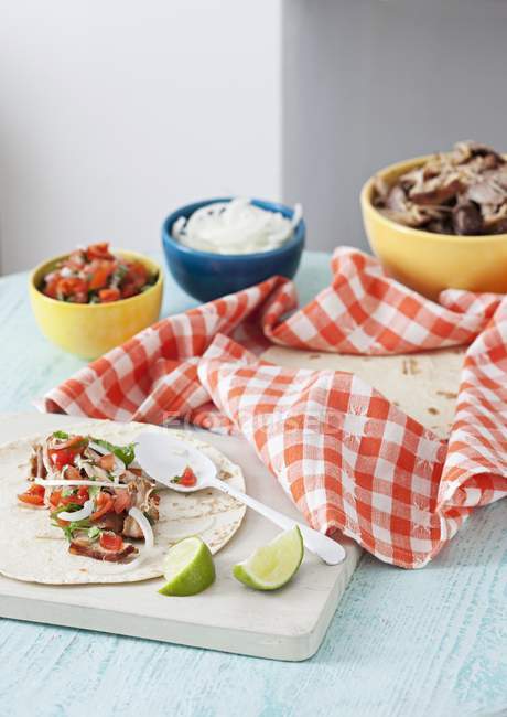 Tortillas filled with pork — Stock Photo