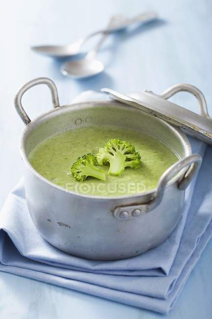Broccoli soup with gorgonzola in pan — Stock Photo