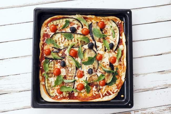 Pizza with grilled aubergines — Stock Photo