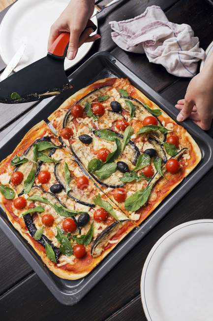 Pizza cubierta con berenjenas - foto de stock