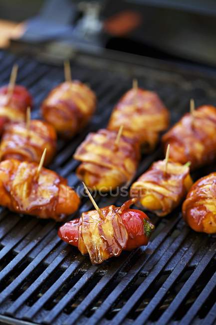 Mini pimentas recheadas embrulhadas em bacon — Fotografia de Stock