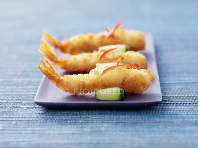 Vue rapprochée de la crevette Tempura sur tranches de concombre — Photo de stock