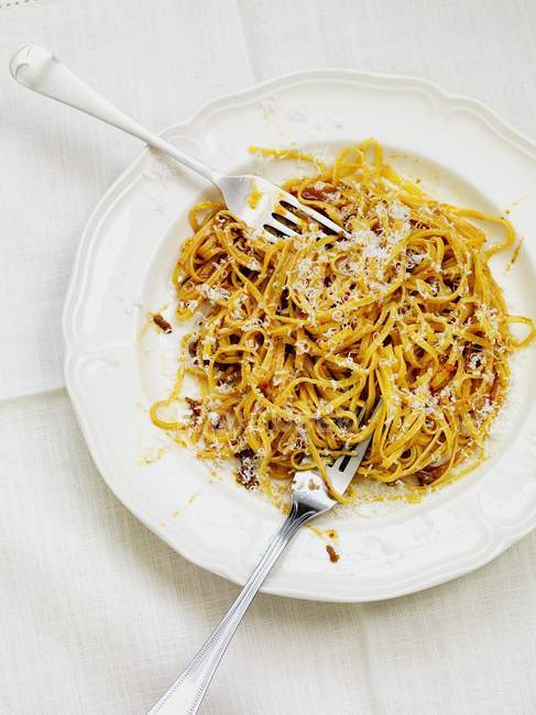 Tomaten-Linguine-Nudeln mit geriebenem Parmesan — Stockfoto