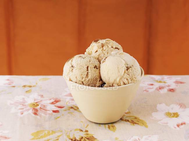Bowl of butterscotch ice cream on table — Stock Photo