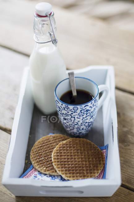 Waffles xarope e uma garrafa de leite — Fotografia de Stock