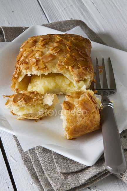 Chiffre d'affaires des pommes sur assiette avec fourchette à gâteau — Photo de stock