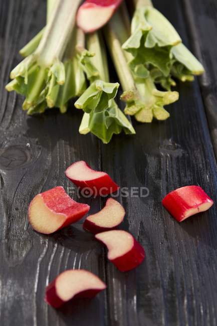 Morceaux de rhubarbe fraîche — Photo de stock