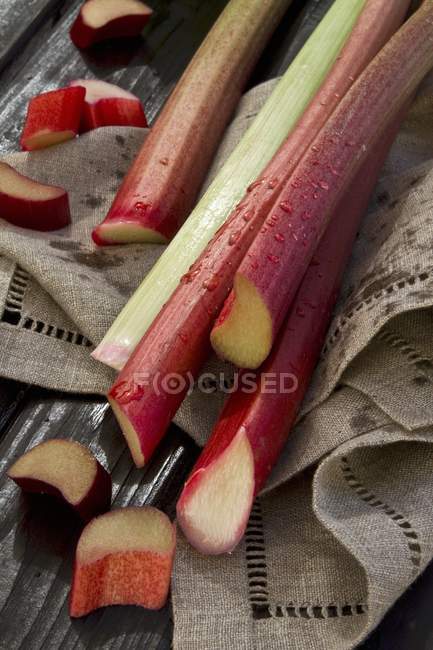 Talos de ruibarbo em guardanapo de linho — Fotografia de Stock