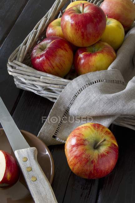 Manzanas rojas maduras en cesta - foto de stock