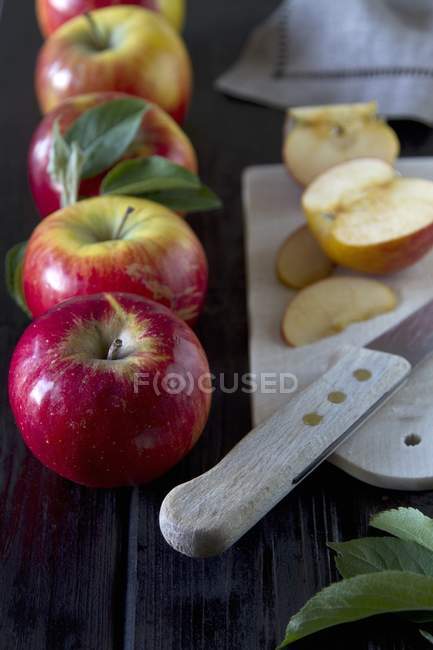 Manzanas rojas con hojas - foto de stock