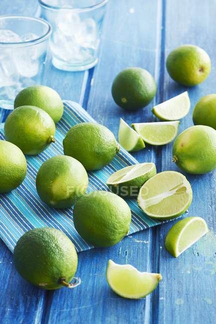 Limes and cocktail glasses — Stock Photo