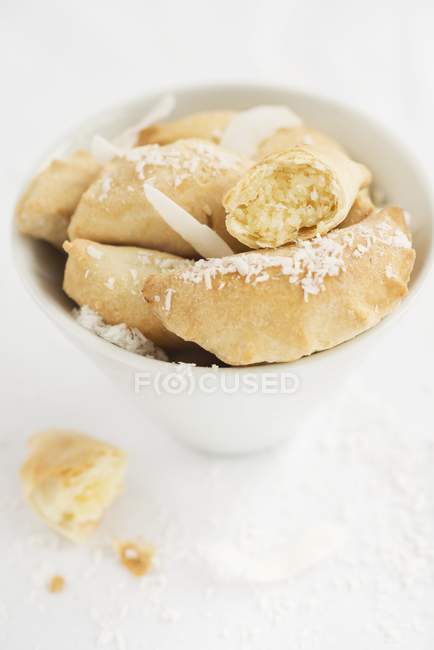 Vista ravvicinata di pasticcini con un ripieno di cocco dolce — Foto stock