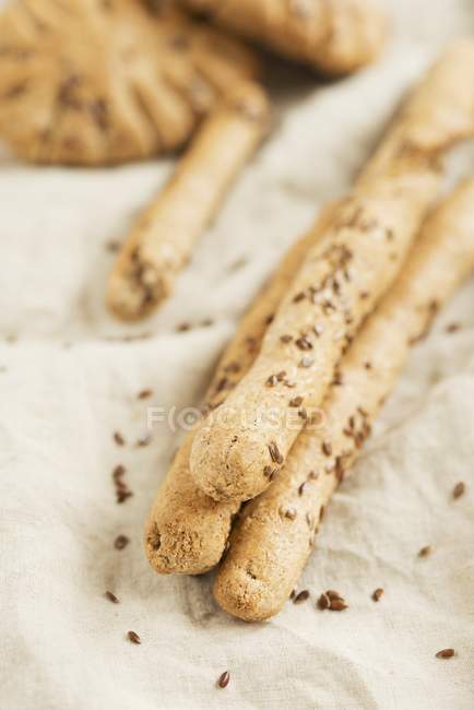 Bâtonnets de pain complet aux graines de lin — Photo de stock