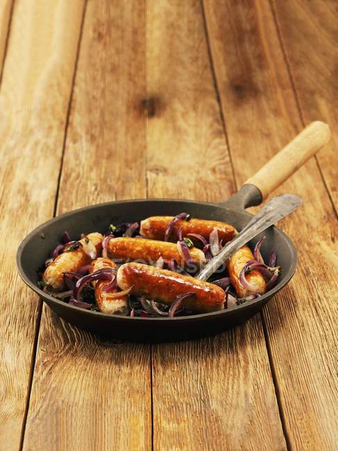 Saucisses aux oignons rouges et thym — Photo de stock
