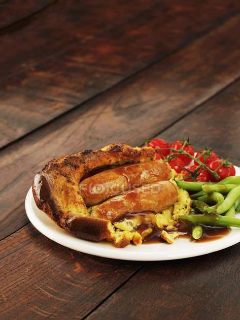 Toad in the hole with beans — Stock Photo