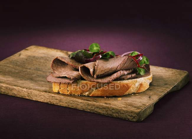 Bread topped with roast beef — Stock Photo