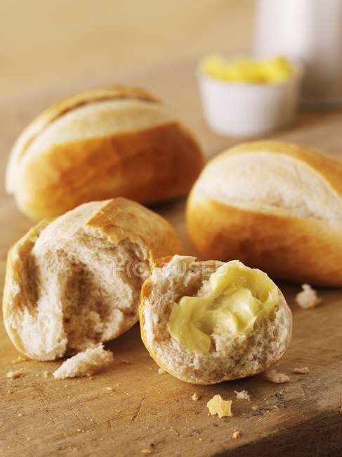 Rollo de baguette francés con mantequilla - foto de stock