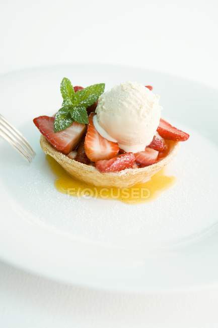 Strawberry tartlet with vanilla ice cream — Stock Photo