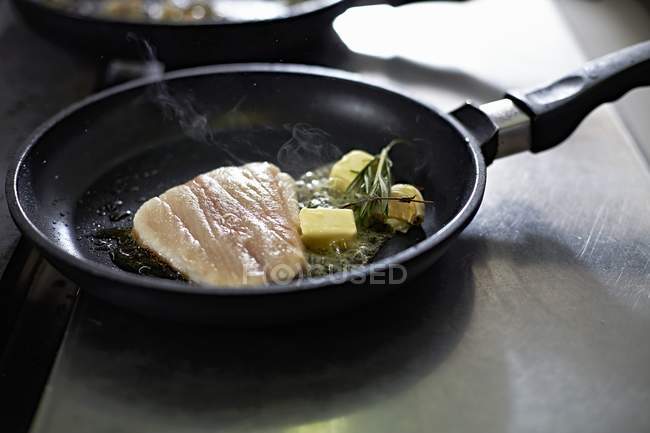 Filete de pescado con mantequilla - foto de stock