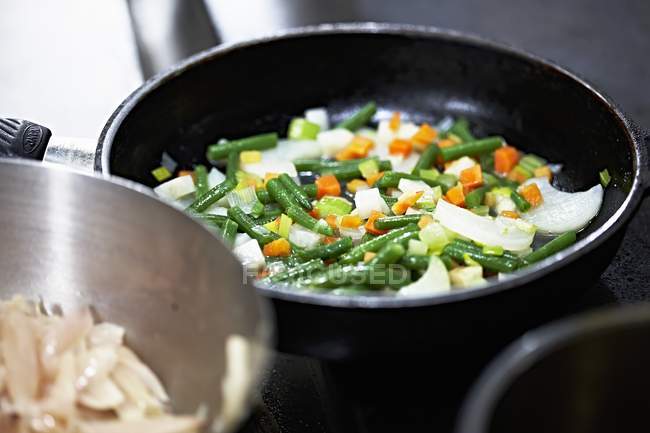 Une casserole de légumes mélangés — Photo de stock