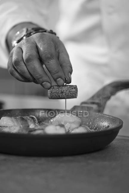 Vista da vicino di uno chef che prepara un piatto di pesce — Foto stock