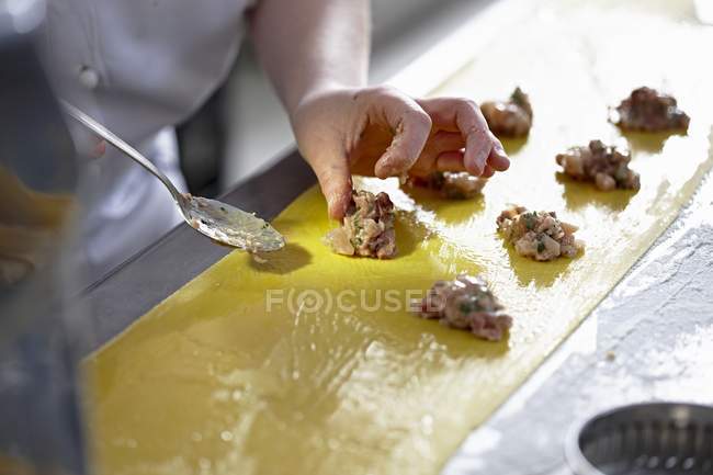 Chef preparando macarrão ravioli — Fotografia de Stock