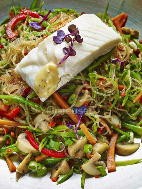 Salade de nouilles en verre au poisson poché — Photo de stock
