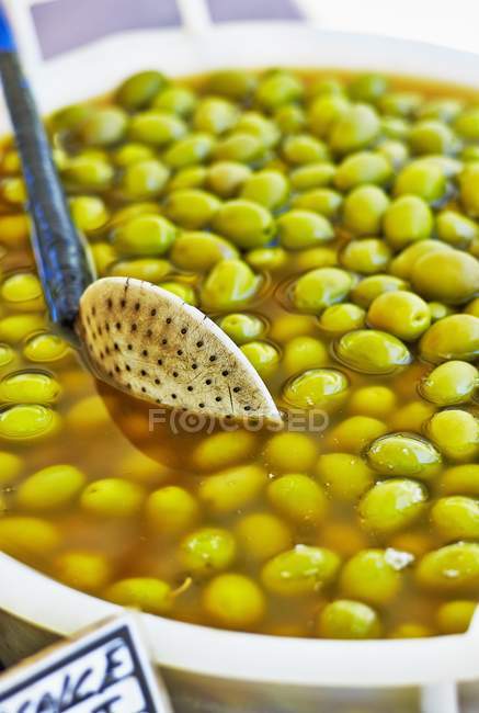 Сохранившиеся зеленые оливки — стоковое фото