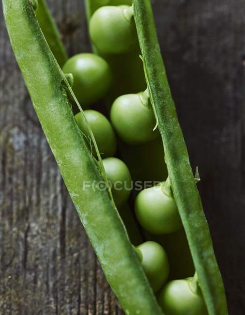 Frische grüne Erbsen in der Schote — Stockfoto