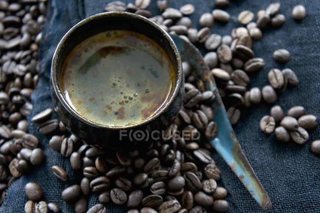 Tazza di caffè su fagioli — Foto stock