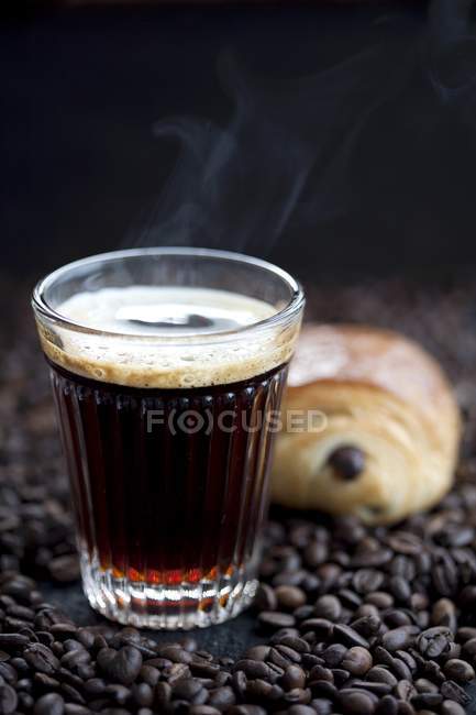 Verre de café et croissant au chocolat — Photo de stock
