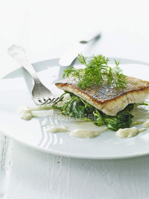 Filetto di pesce sugli spinaci — Foto stock