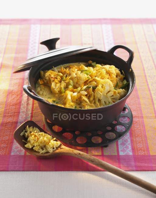 Curry de coliflor en una olla - foto de stock