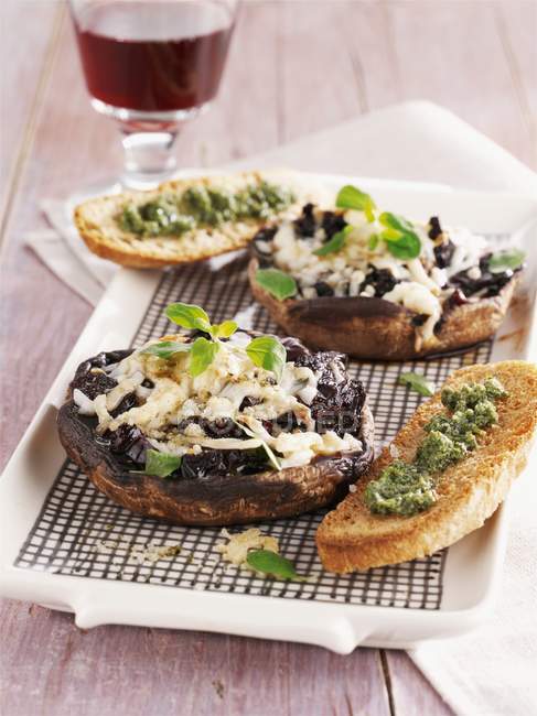 Gratinated mushrooms with bread — Stock Photo
