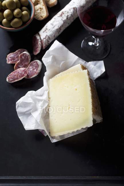 Розташування сиру на чорній поверхні — стокове фото