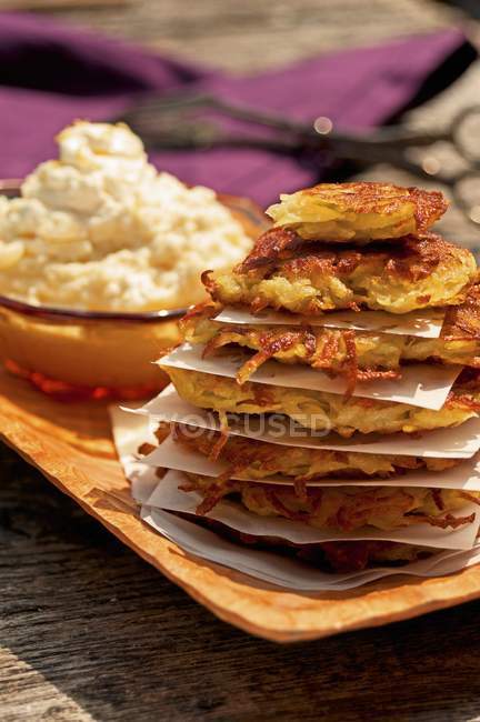 Gâteaux aux pommes de terre avec crème aux pommes — Photo de stock