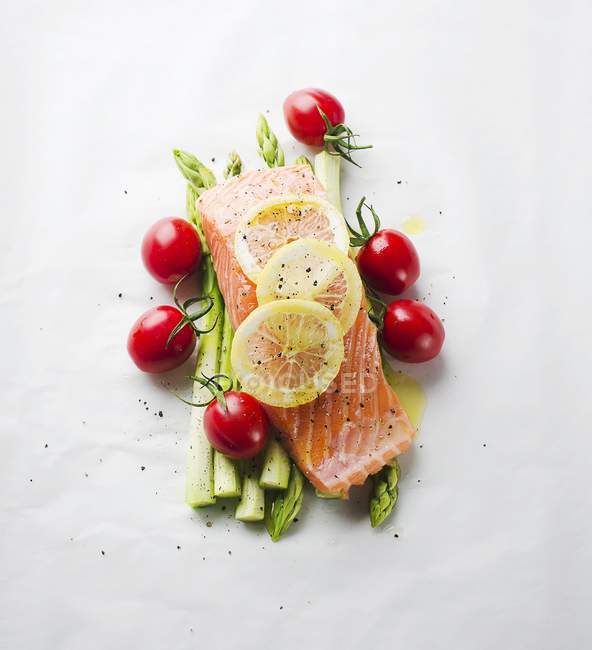 Filete de salmón al horno con limones - foto de stock