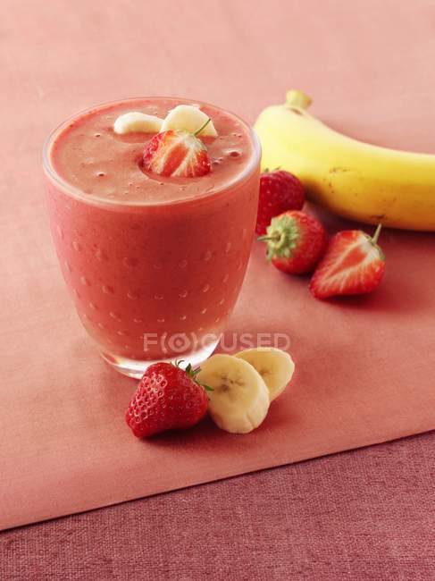 Smoothie aux fraises et bananes — Photo de stock