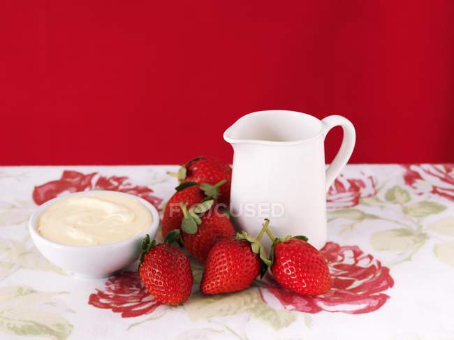 Fresh strawberries and cream — Stock Photo