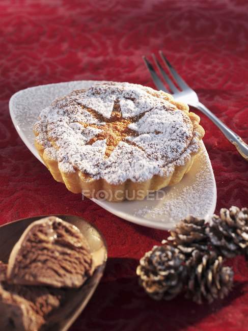 Almond tartlet with icing sugar — Stock Photo
