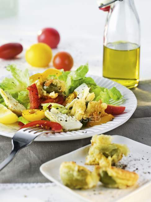 Salada Nicoise com alcachofras e tomates — Fotografia de Stock