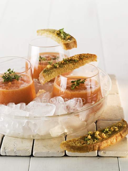 Kalte Tomatensuppe mit gegrilltem Brot — Stockfoto
