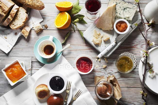 Varios tipos de mermelada con queso - foto de stock