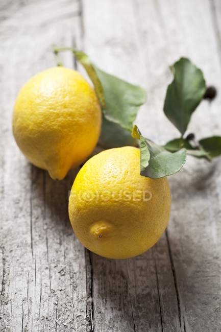 Citrons frais avec des feuilles — Photo de stock